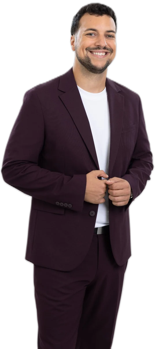 Geoffrey Delvaux, en costume bordeaux, souriant