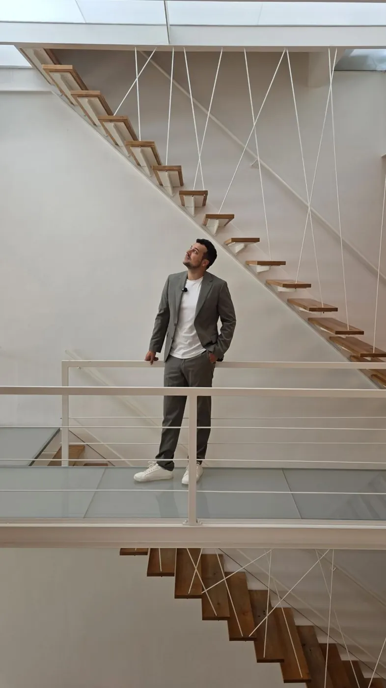 Geoffrey sur une passerelle, sous un escalier suspendu