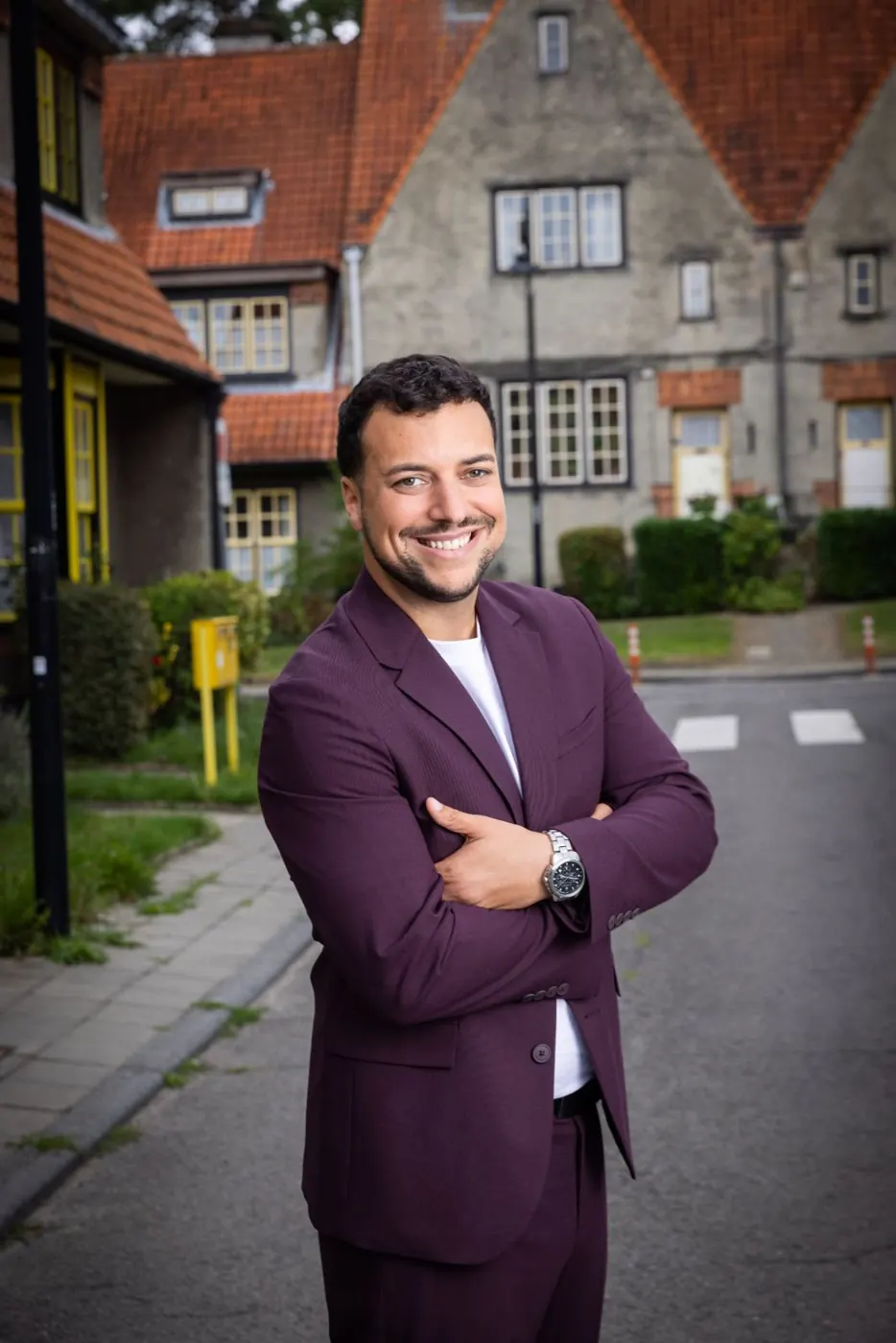 Geoffrey Delvaux devant des maisons en Belgique