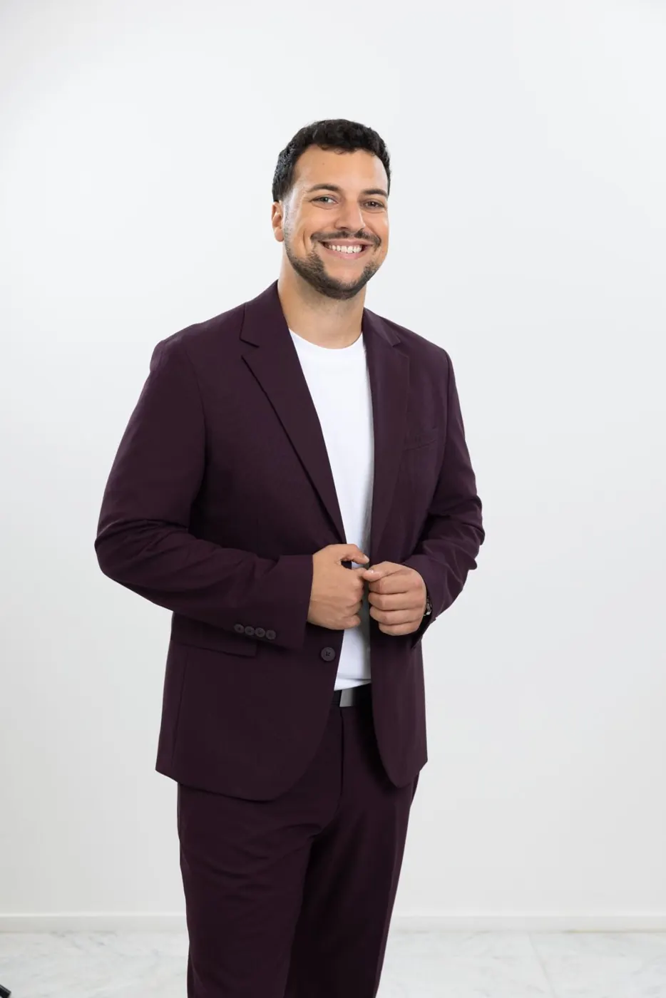 Portrait de Geoffrey en costume bordeaux